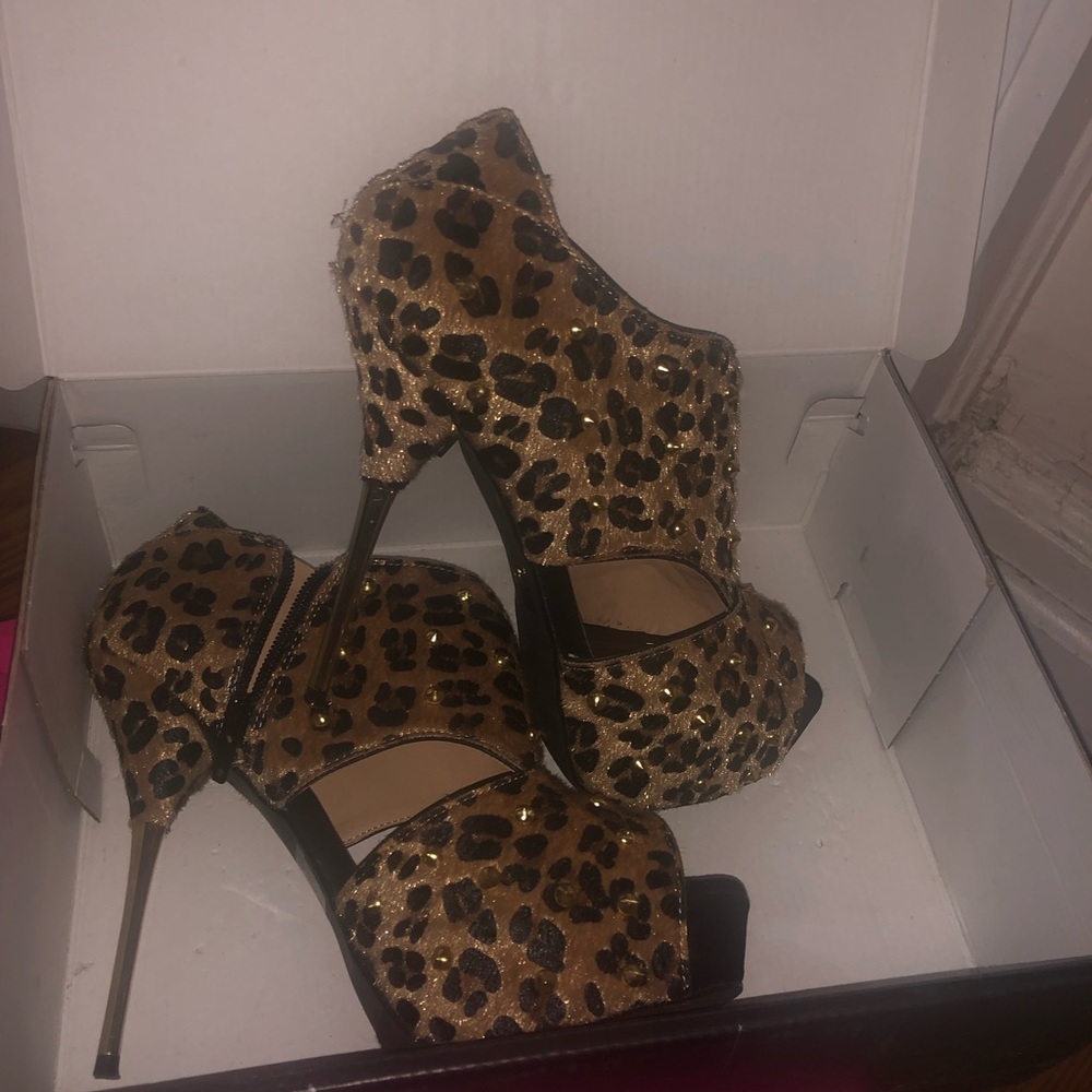 Leopard print heel size 9